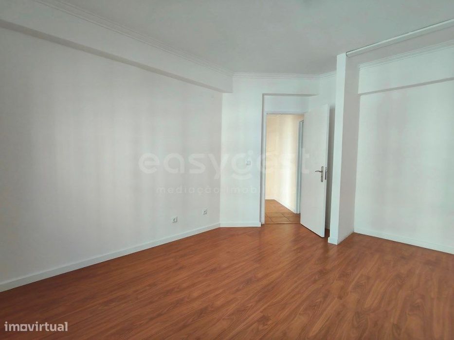 T2 com 95 m², cheio de luz natural e arrecadação na Tapada das Mercês