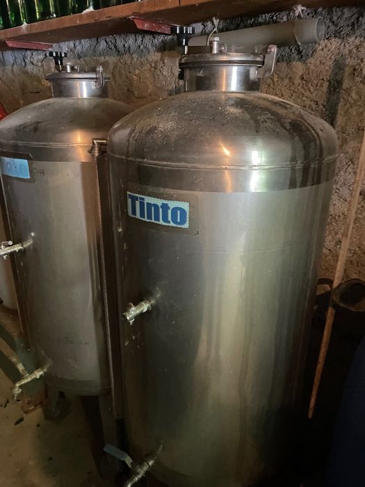 Duas cubas de vinho em inox