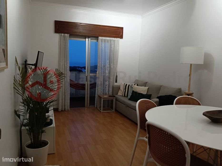 Apartamento T2 em prédio com elevador, na Charneca da Caparica