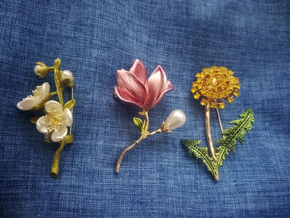 Брошки, лот із трьох брошок плюс підвіска в подарунок