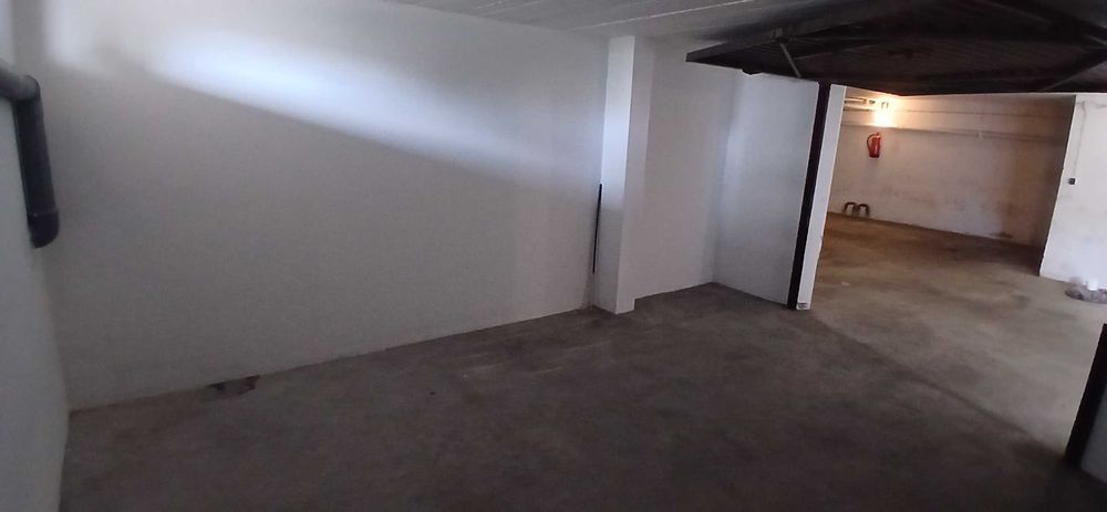 Vende-se garagem nas caldas da rainha