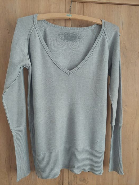 Sweter z dekoltem w V. Makalu. Rozmiar M.