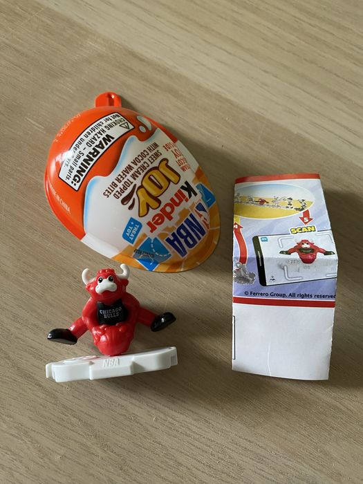 Figurka z kolekcji NBA «Chicago Bulls» z Kinder Joy 2023
