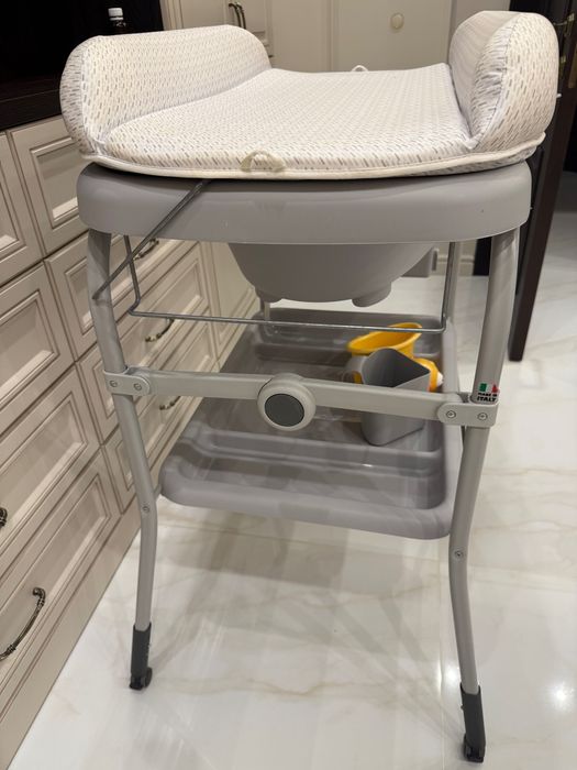 Столик для сповивання з ванночкою (пеленальний столик)