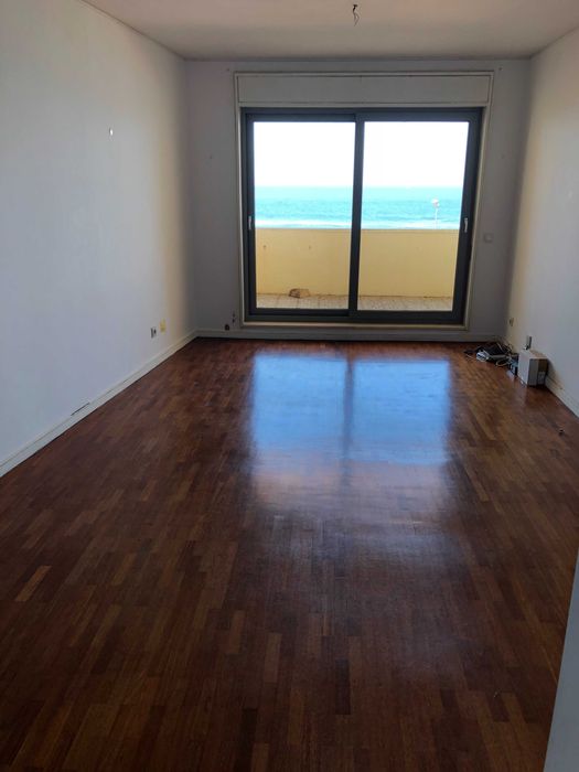 Arrenda-se T4 - Na primeira linha na Foz, Porto