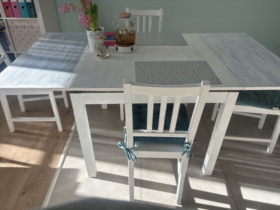 Krzesla i stol stylizowane na prowansalski styl