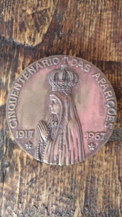 Medalhão comemorativo do Centenário dos pastorinhos