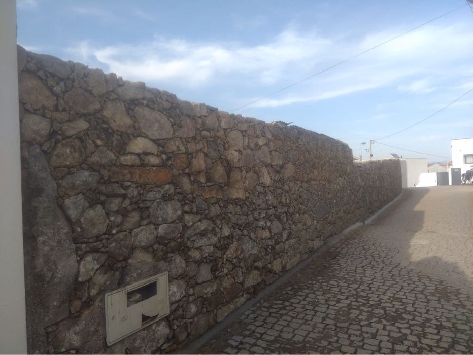 Muros em pedra e pré-fabricados