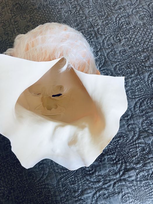 Mascara maleavel e realista, como nova