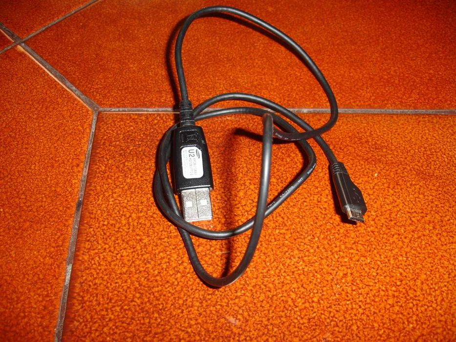 Vários cabos para telemóvel e tablet