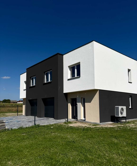 Nowoczesny Dom Bliźniak / Własny Ogród