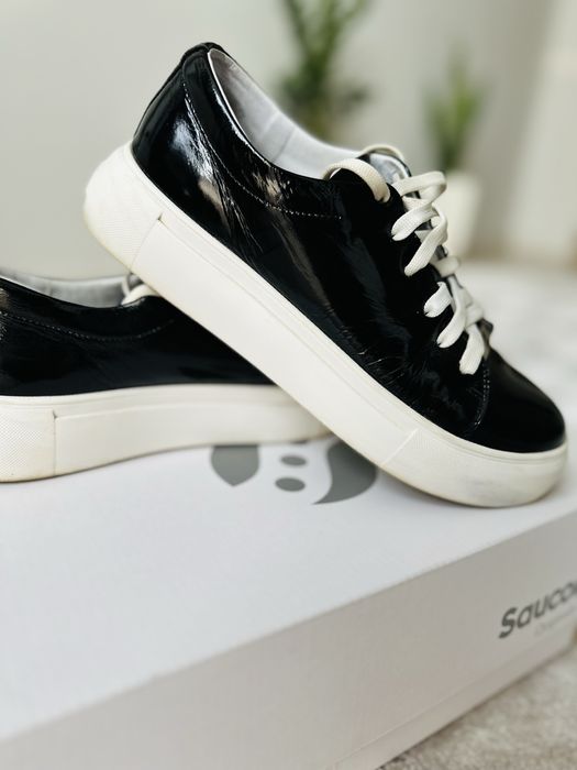 Кросівки лакові 36