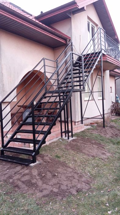 Schody metalowe zewnętrzne z kraty serrated, przemysłowe