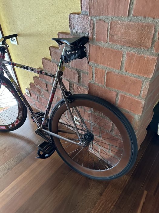 Bicicleta Fixie roda 29 single speed e cubo fixo, roda rotativa.