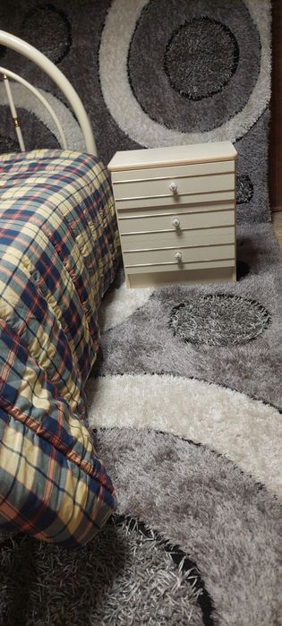 2 camas  de solteiro + colchŏes +uma  mesinha