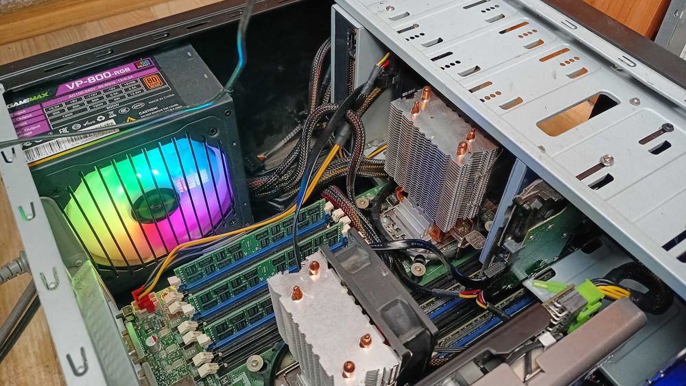 Двухпроцессорная плата на 1366+2 шт. Xeon X5670 (12 ядер / 24 потока)