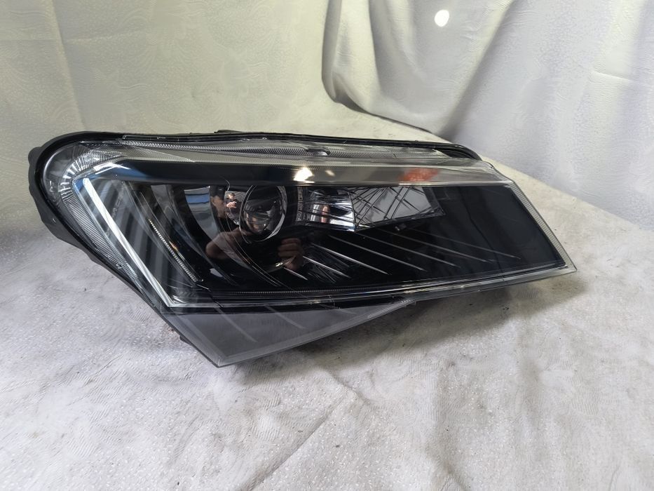 Lampa xenon prawa Skoda Superb III 3 Europa reflektor przedni prawy
