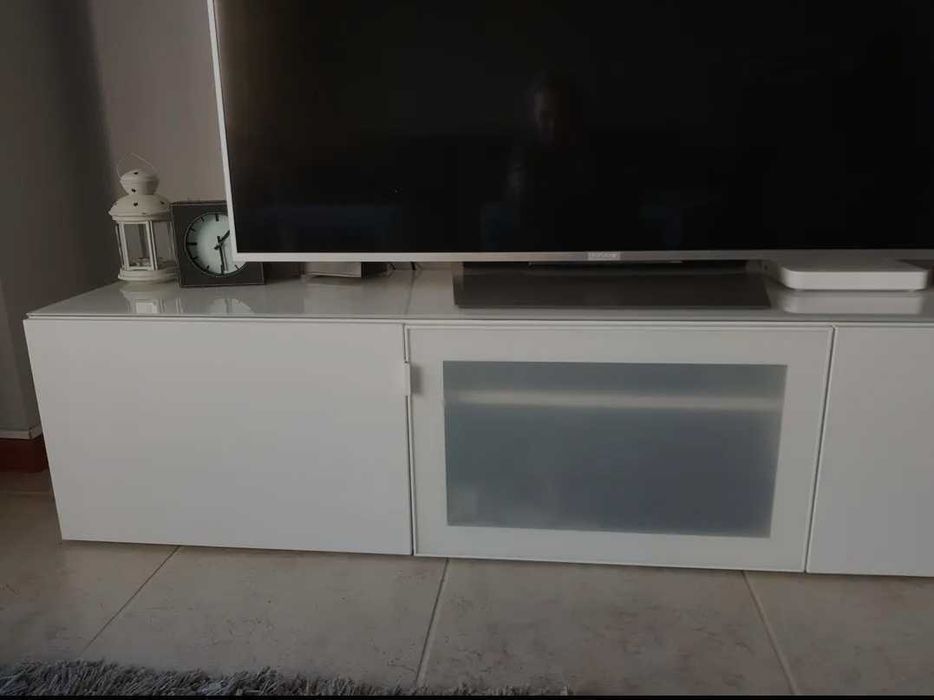 Móvel de sala, suporte de televisão com vidro 180x40, IKEA BESTA, tem problema