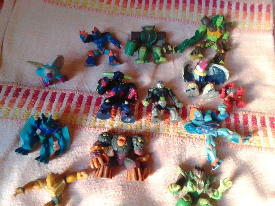 Bonecos tenho muita variedade cada 1€