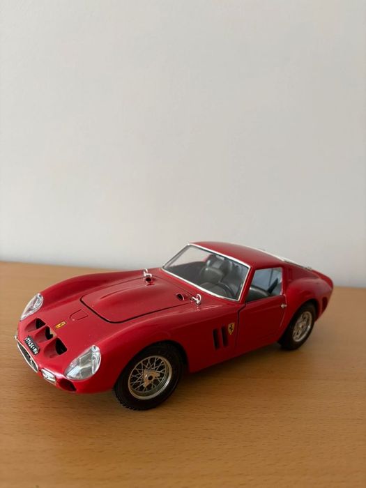 Carro Ferrari GTO miniatura