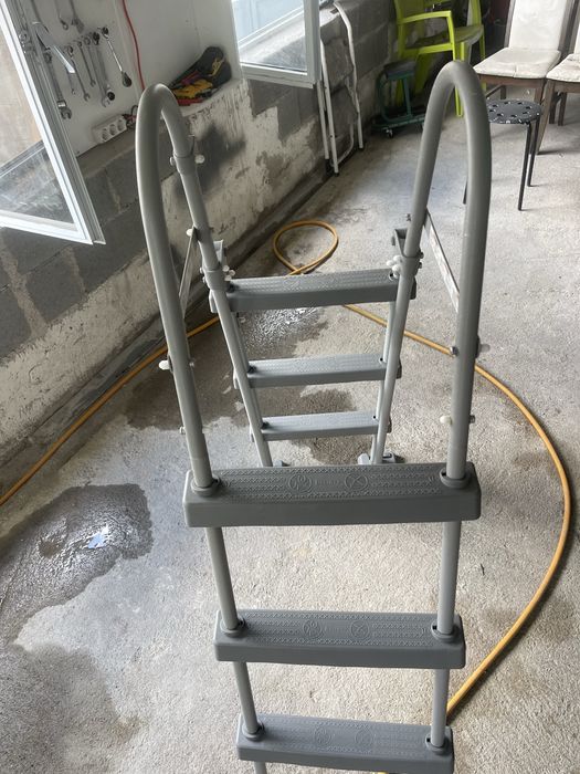 Escadas de piscina