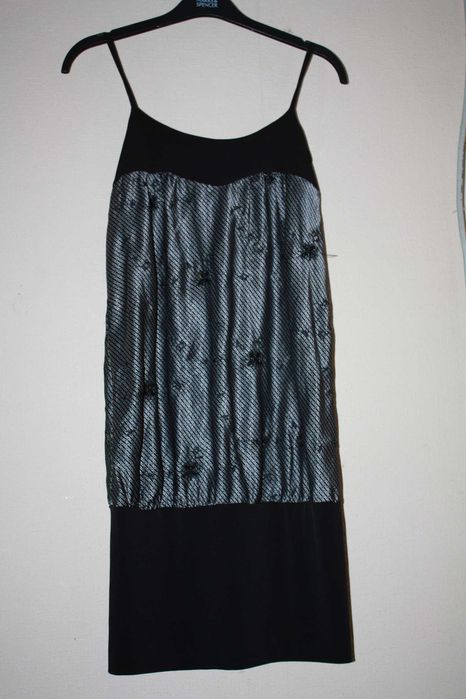 ЧОРне платьице с вишивкой в і деальному стані