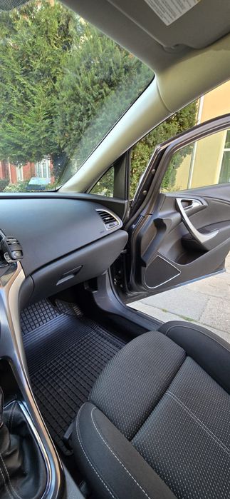 Czarny Opel Astra