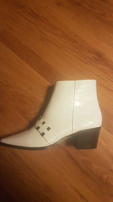 Biale,nowe,skorzane botki 38,5 unisex