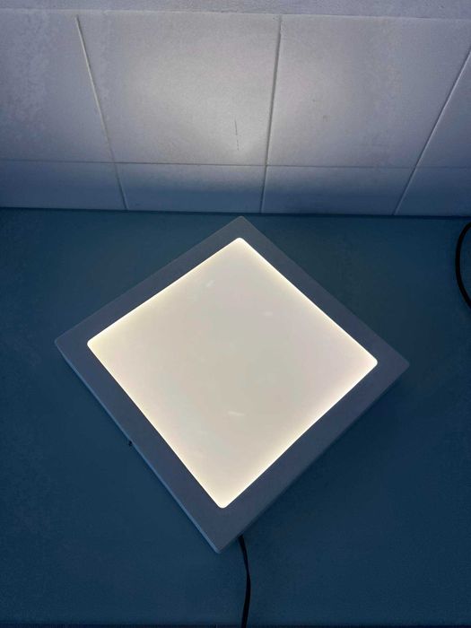 Candeeiro de teto quadrado