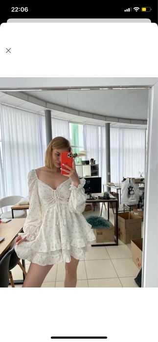 Коротке біле плаття у вишенку