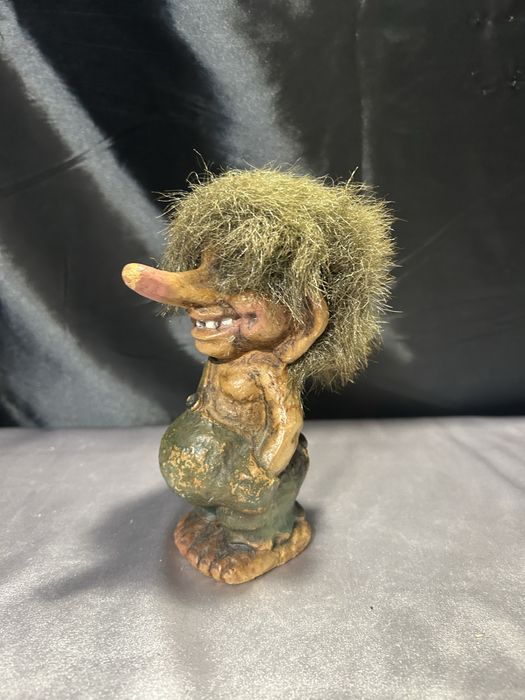 Troll z rękami w zielonych spodenkach norweska figurka