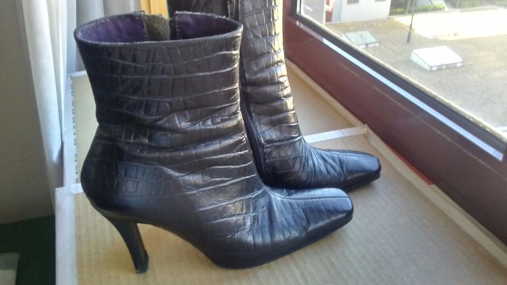 Vendo sandálias e botas