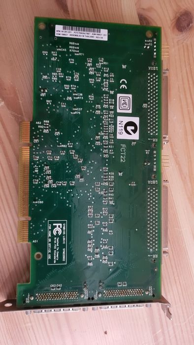Placa SCSI com 4 ligações.