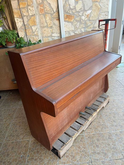 Piano vertical Barratt & Robinson – bom estado geral