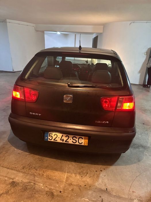 Vendo Ibiza 2001. 
Tem uma avaria na cai