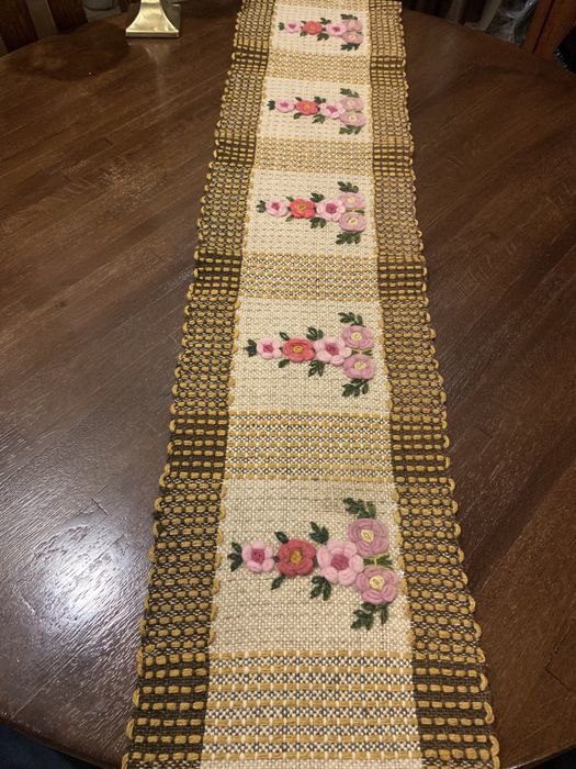 Stary wełniany bieżnik podłużny z frędzlami.