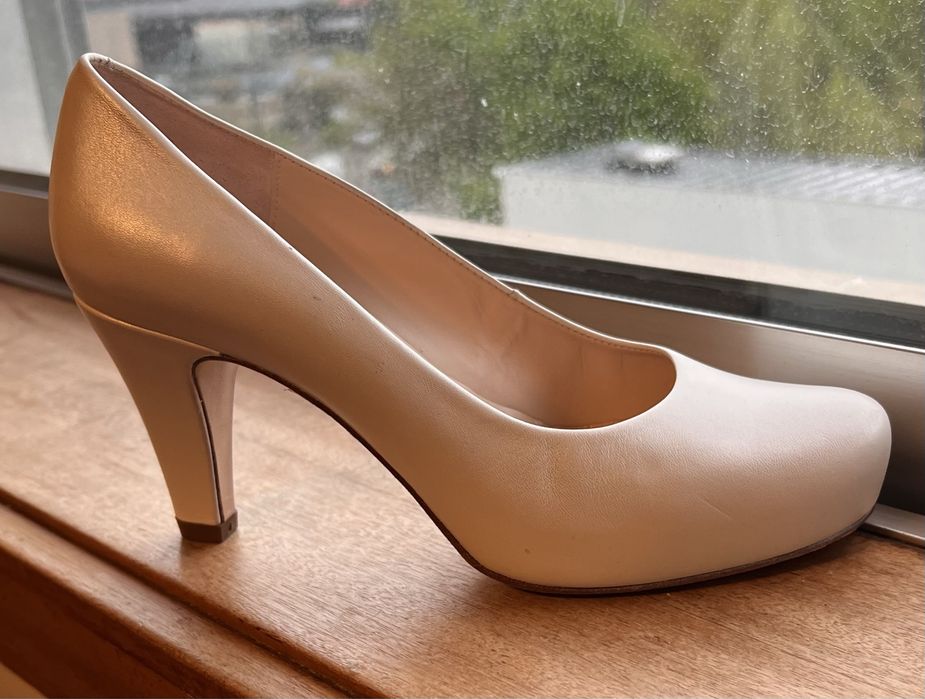 Sapatos Noiva /creme em pele e , sola de couro  Unisa , nunca usados