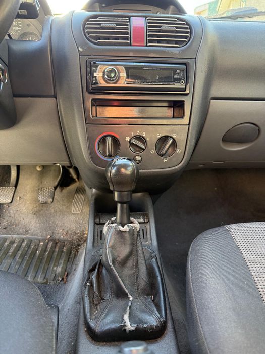 Opel Corsa 3 portas - mecânica em bom estado