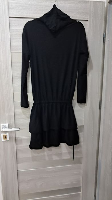 Wełniana sukienka z golfem i falbankami