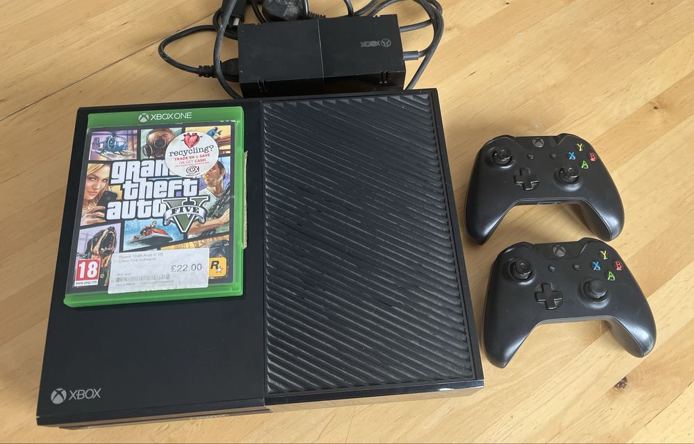 Xbox One com jogos e dois comandos