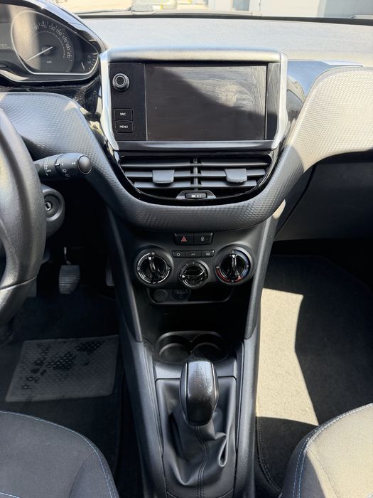 Peugeot 208 — fotografia 8