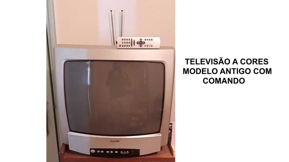 Televisão a cores, antiga, com box para ligação a parabólica