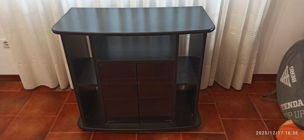 Móvel de tv com portas de vidro