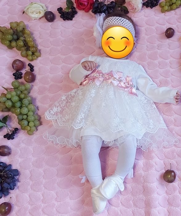 Нарядна сукня з атласними пінетками, колготками і пов'язкою на голову