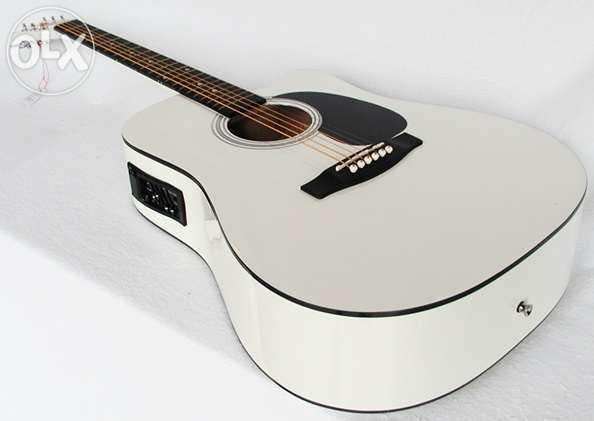 Guitarra western cutaway eletrificada