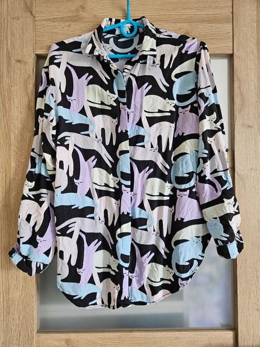 Czarna koszula w koty