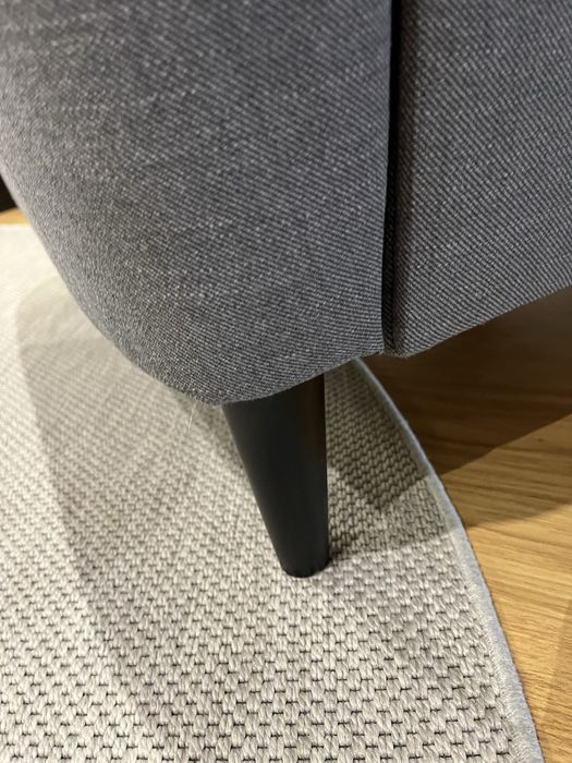 Poltrona e banqueta pousa pes