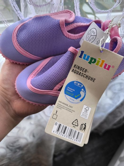 Коралки дитяче взуття для плавання.