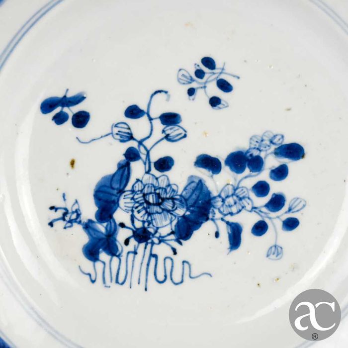 Par de pratos fundos porcelana China Período Qianlong, séc. XVIII n2