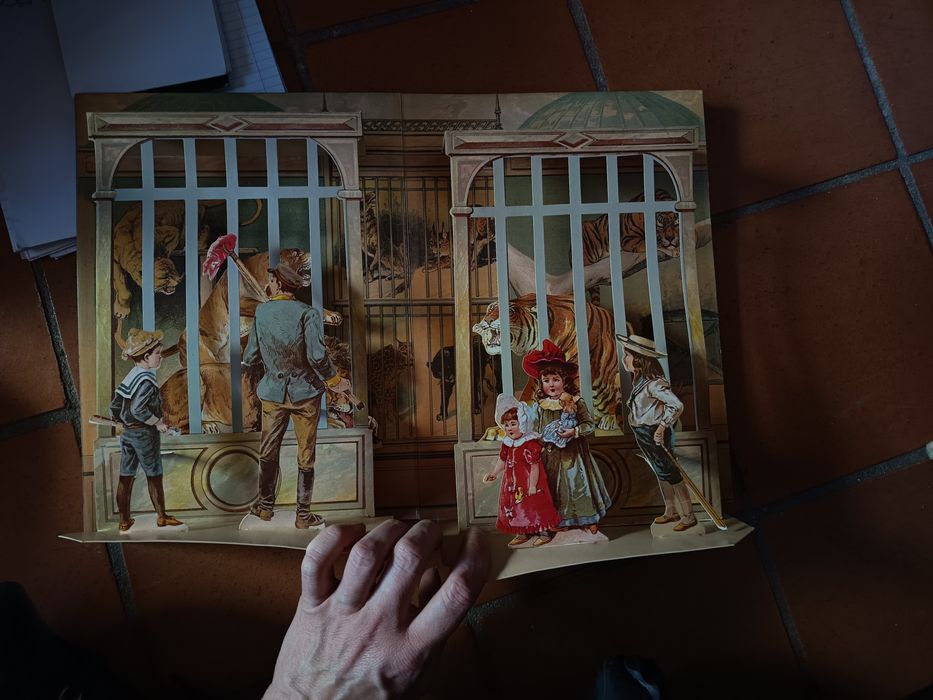 Livro antigo POP-UP. Um dia no jardim zoológico